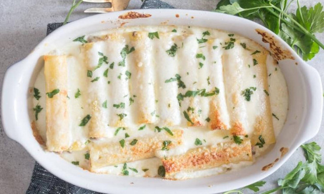 Κανελόνια με μανιτάρια και λευκή σάλτσα