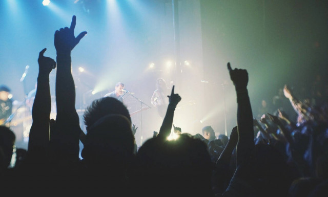 Σοκ: Αυτοκτόνησε πασίγνωστος ροκ σταρ (pics)