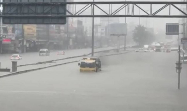 Κακοκαιρία: Όταν οι δρόμοι γίνονται... θάλασσες και τα αυτοκίνητα, υποβρύχια (vid)