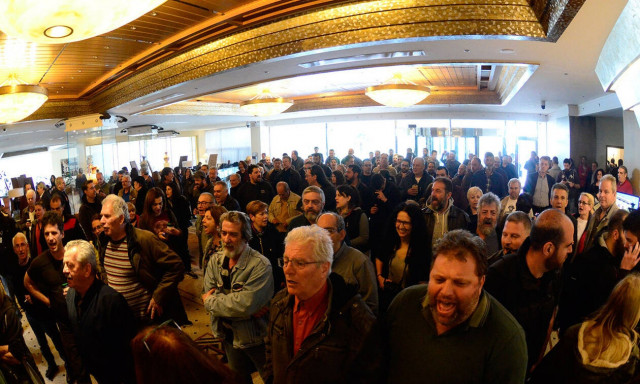 Περράκης στο Newsbomb.gr: Στημένο επεισόδιο της ΓΣΕΕ κατά του ΠΑΜΕ - Μας τρομοκρατούν φουσκωτοί