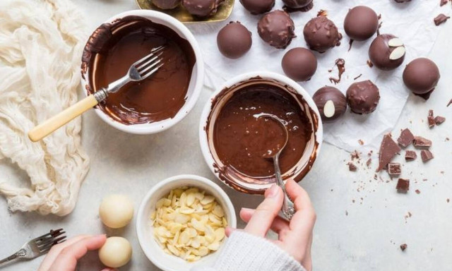 Με την αμυγδαλόπαστα που καλύπτουμε τα cakes, φτιάχνουμε και απίθανα τρουφάκια