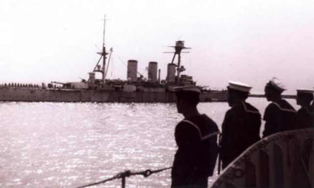 Συγκλονιστικό βίντεο: Το εμβληματικό και ιστορικό καταδρομικό Αβέρωφ εισέρχεται στη Σμύρνη