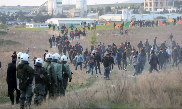 Refugees remain camped outside Diavata refugee facility, threaten to make for border