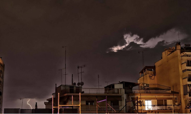 Καιρός ΤΩΡΑ: Ισχυρή βροχόπτωση στην Αττική - Η κακοκαιρία «χτυπά» τη χώρα