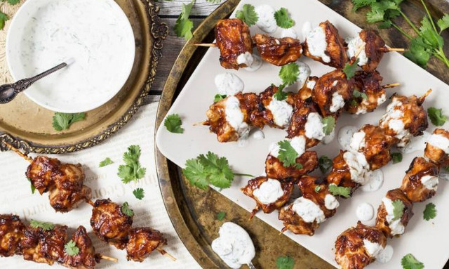 Κοτόπουλο σουβλάκι γλασαρισμένο με φυστικοβούτυρο