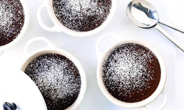 Τα πιο υγρά και σοκολατένια lava cakes γίνονται σε 20 λεπτά!