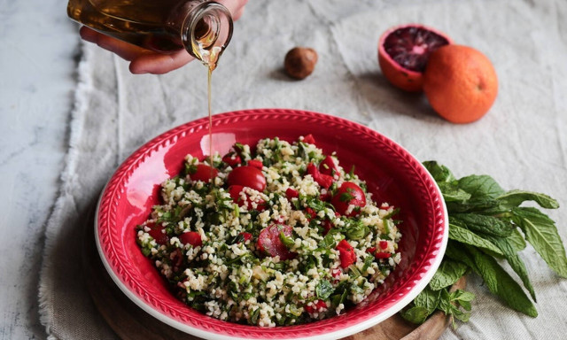 Ταμπουλέ με λαχανικά, αρωματισμένο με δυόσμο σε βινεγκρέτ εσπεριδοειδών