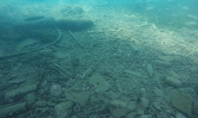 Πάρος: Έπαθαν ΣΟΚ όταν κοίταξαν στο βυθό - Δείτε τι βρήκαν (pics)