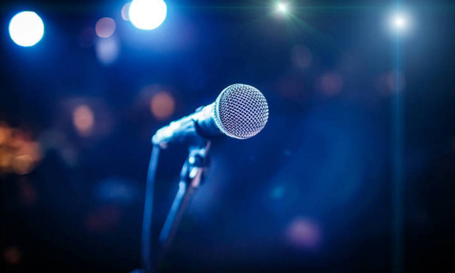 Αυτός είναι ο τραγουδιστής που συνελήφθη στην Ομόνοια - Δείτε φωτογραφίες του