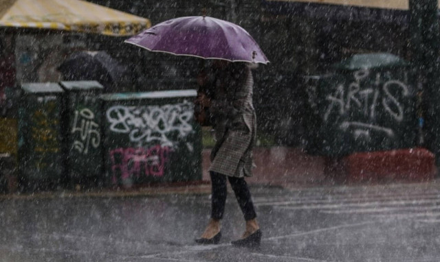 Καιρός ΤΩΡΑ: «Άνοιξαν οι ουρανοί» στην Αθήνα - Σφοδρές καταιγίδες πλήττουν το Λεκανοπέδιο 