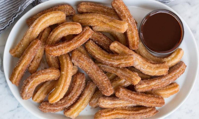 Δεν χρειάζεται να πας στην Ισπανία για να γευτείς τα πιο νόστιμα churros!