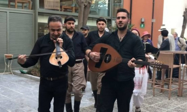Με λύρα και λαούτο υποδέχτηκαν τους πρώτες πελάτες της χρονιάς σε ξενοδοχείο στο Ρέθυμνο