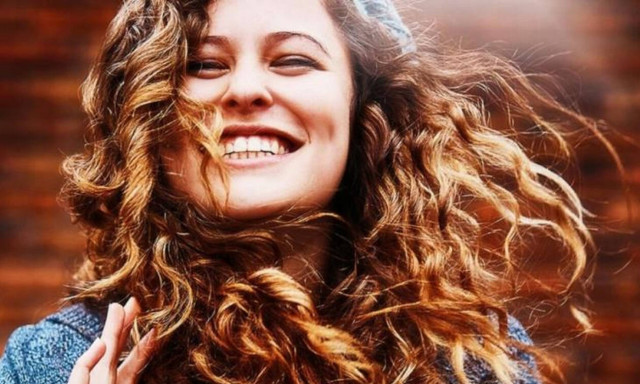 Θέλεις να πετύχεις τέλειες μπούκλες; Θα χρειαστείς μόνο ένα πλαστικό μπουκάλι