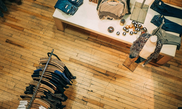 Αυτές είναι οι 8 συνήθειες που καταστρέφουν τα ρούχα σας