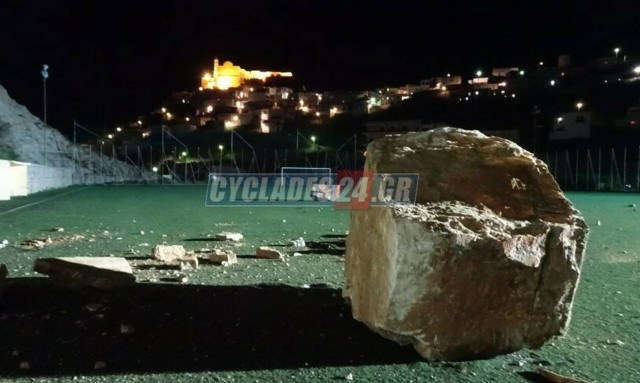 Παραλίγο τραγωδία στη Σύρο: Βράχος έπεσε σε γήπεδο ποδοσφαίρου την ώρα της προπόνησης