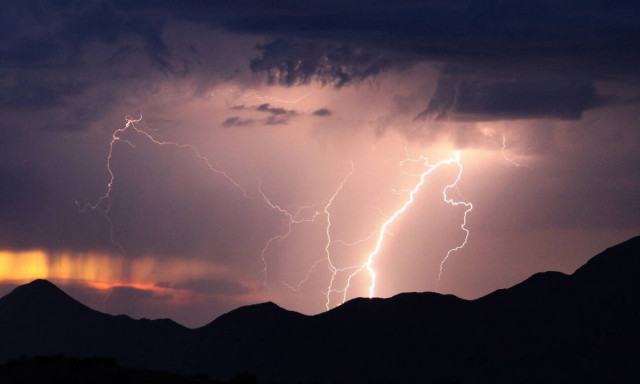 Καιρός - H άνοιξη αγνοείται: Συνεχίζονται και την Τρίτη οι βροχές - Πού θα εκδηλωθούν καταιγίδες