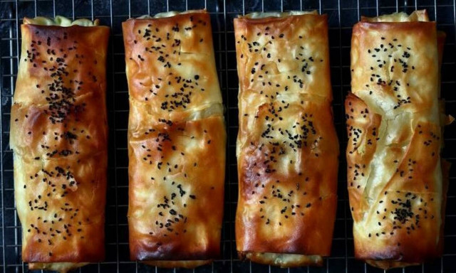 Μπουρέκια με σπανάκι και φέτα