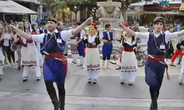 Δώδεκα λεβέντες χορεύουν το πιο δυναμικό πεντοζάλι του Δασκαλογιάννη που έχετε δει ποτέ!