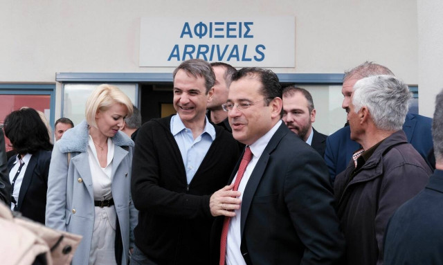 Εκλογές 2019 - Ένα κοτσάκι και ένα κρητικό μαχαίρι για τον Κυριάκο Μητσοτάκη