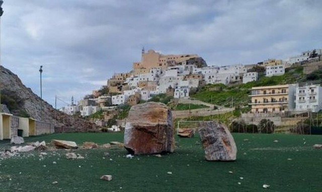 Σύρος: «Λουκέτο» σε γήπεδο μετά από κατολίσθηση βράχων