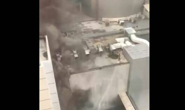 Πύρινη «κόλαση» σε ουρανοξύστη στην Μπανγκόκ: Πηδούν στο κενό για να σωθούν - Δύο νεκροί (vids)