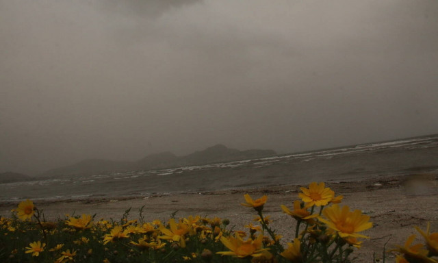 Καιρός τώρα: Αποπνικτική η ατμόσφαιρα την Παρασκευή με σκόνη και λασποβροχές (pics)