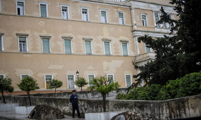 Λήξη συναγερμού στη Βουλή: Το τηλεφώνημα για βόμβα και οι απειλές (pics+vid)