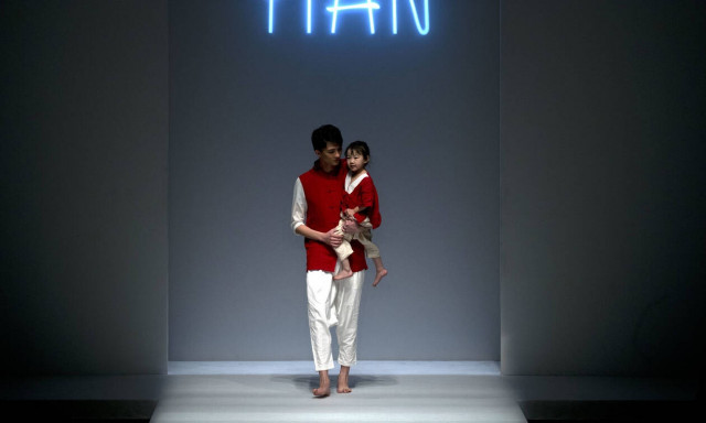 Ντροπή: Μητέρα κλώτσησε το τρίχρονο κοριτσάκι της γιατί δεν έκανε καλή πασαρέλα (vid)