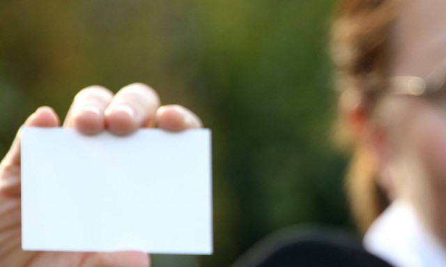 Δημοτικές εκλογές 2019: Υποψήφια μοίραζε κάρτες της σε κηδεία!