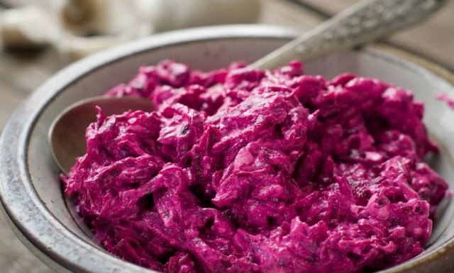 Λαχταριστή παντζαροσαλάτα με σάλτσα από ταχίνι