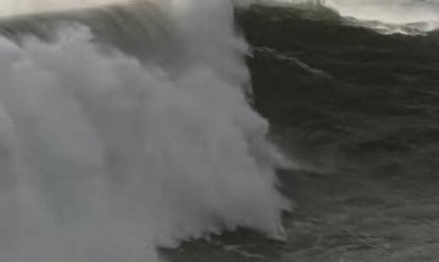 Βίντεο που κόβει την ανάσα: Κύμα «μαμούθ» κατάπιε σέρφερ και διασώστη (vid)