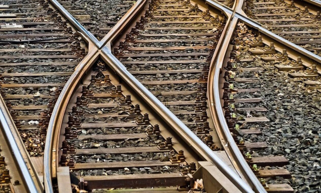 Τραγωδία στην Κίνα: Τρένο εκτροχιάστηκε και καταπλάκωσε σπίτι - Έξι νεκροί (vid)