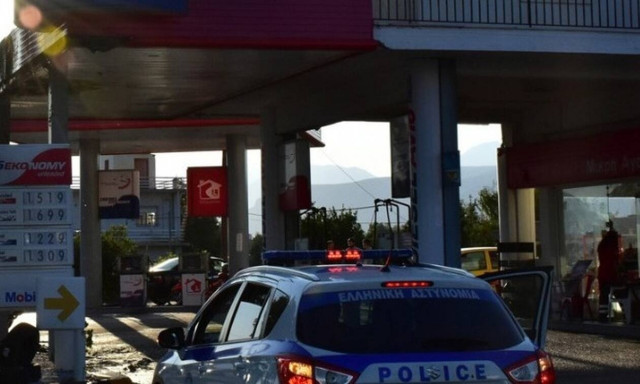 Κινηματογραφική ληστεία στη Γλυφάδα: Μπούκαραν με αμάξι σε βενζινάδικο!