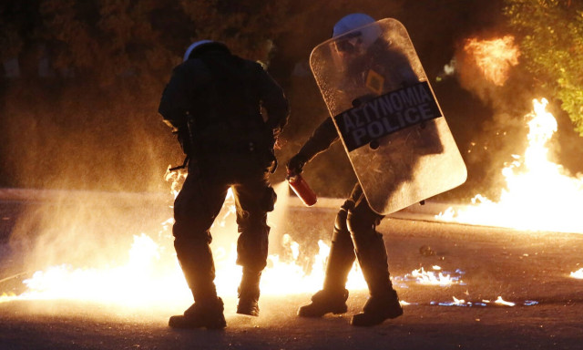 Clashes between police and hooded individuals in Exarchia late Friday