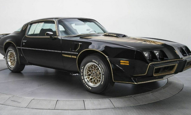 ΗΠΑ: Στο «σφυρί» οι καουμπόικες μπότες και το αυτοκίνητο του Μπάρτ Ρέινολντς