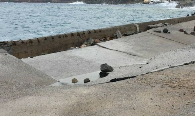 Εικόνες καταστροφής στη Σαντορίνη: Τεράστια κύματα ισοπέδωσαν το λιμάνι