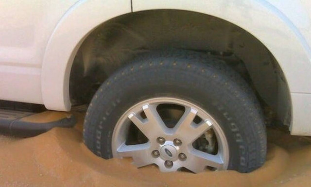 Δείτε τον πανέξυπνο αραβικό τρόπο για να ξεκολλάνε τα αυτοκίνητα (vid)