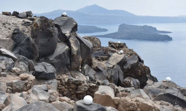 Ανείπωτη τραγωδία στη Σαντορίνη: Βουτιά θανάτου σε χαράδρα για δύο νεαρούς
