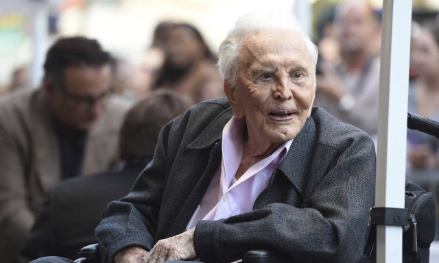 Κάνει κάμπινγκ στα 102 του και «σαρώνει» τα social media (pics)