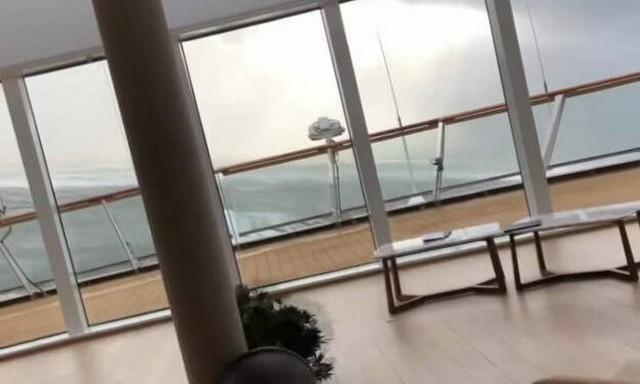 Αντέχεις να το δεις; Kρουαζιερόπλοιο πέφτει σε μεγάλη τρικυμία και γίνεται ο… κακός χαμός!