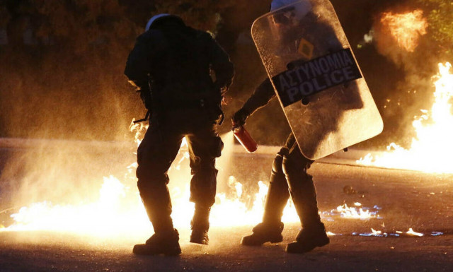 Νέα ένταση στα Εξάρχεια: Πέτρες και μολότοφ κατά των ΜΑΤ