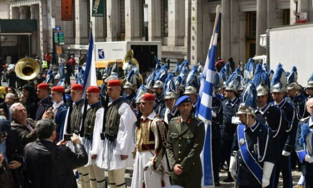 Έπαρση ελληνικής σημαίας στο Μανχάταν η Φιλαρμονική Μάντζαρος και οι Εύζωνες (vid)