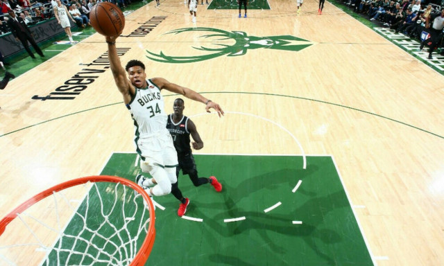 Γιάννης Αντετοκούνμπο Vs Μάικλ Τζόρνταν: Το θρυλικό κάρφωμα που μόνο ο Γιάννης μπορεί να κάνει(vids)