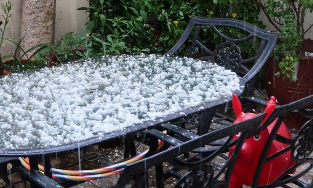 Καιρός ΤΩΡΑ: Το… έστρωσε με χαλάζι στο κέντρο της Αθήνας - Απίστευτες εικόνες