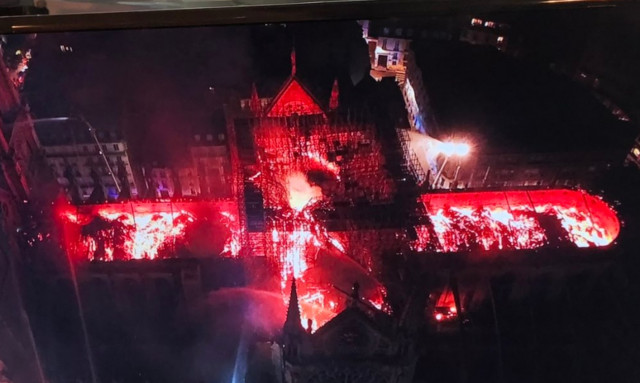 Παναγία των Παρισίων: Κόβουν την ανάσα οι εικόνες της φλεγόμενης Νοτρ Νταμ από drone (pics)