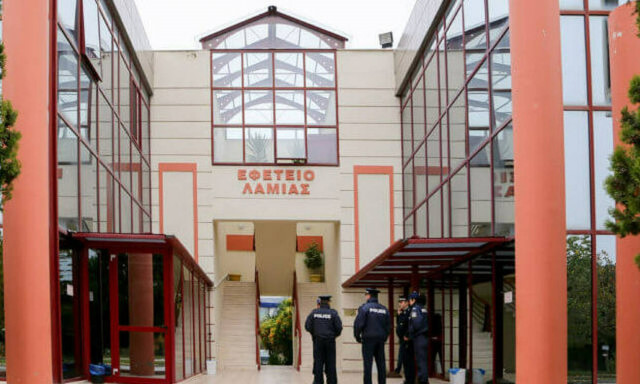 Λαμία: Τηλεφώνημα για βόμβα στα δικαστήρια - Διεκόπη η δίκη Κορκονέα