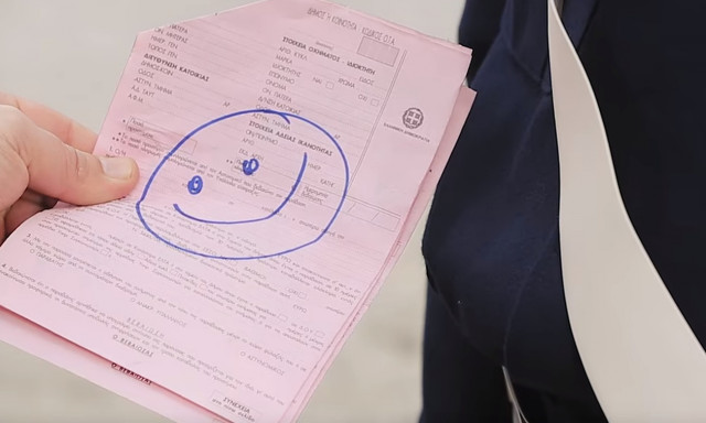 Emoji: Το απίστευτο video της ΕΛ.ΑΣ για το Πάσχα από το... «Κολοκοτρωνίτσι»