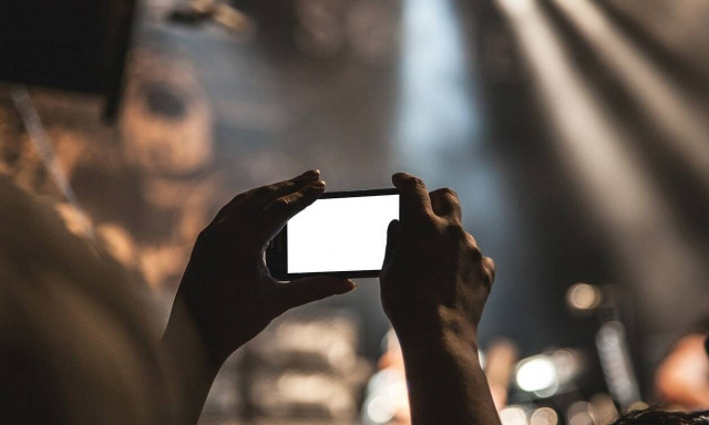 Σοκ στη Βέροια: Ανατινάχθηκε κινητό τηλέφωνο στα χέρια 24χρονης (vid)