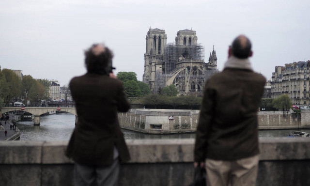 Παναγία των Παρισίων: Παγκόσμια έκκληση - «Βρείτε τον μπαμπά και την κόρη του»