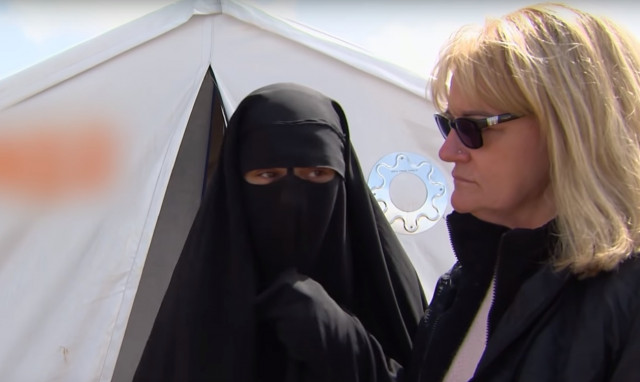 Συγκλονιστικό video: Γιαγιά από την Αυστραλία βρήκε τα εγγόνια της σε καταυλισμό με «νύφες του ISIS»